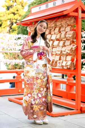 　振り袖姿で東京・新宿の花園神社を参拝した浅川梨奈（撮影・棚橋慶太）