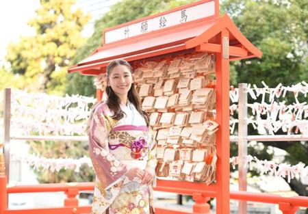　晴れ着姿でポーズを取る浅川梨奈（撮影・棚橋慶太）