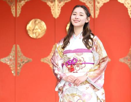 　晴れ着姿でポーズを取る浅川梨奈（撮影・棚橋慶太）