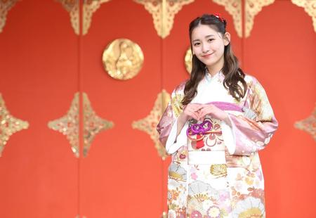 　晴れ着姿でポーズを取る浅川梨奈（撮影・棚橋慶太）
