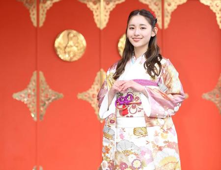　晴れ着姿でポーズを取る浅川梨奈（撮影・棚橋慶太）