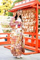 　振り袖姿で東京・新宿の花園神社を参拝した浅川梨奈（撮影・棚橋慶太）