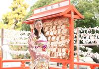 　晴れ着姿でポーズを取る浅川梨奈（撮影・棚橋慶太）
