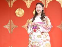 　晴れ着姿でポーズを取る浅川梨奈（撮影・棚橋慶太）