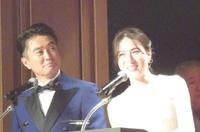 　「Ｔｈｅ　Ｔａｂｅｌｏｇ　Ａｗａｒｄ２０２４」の司会を務めた石黒賢（左から）と笹川友里