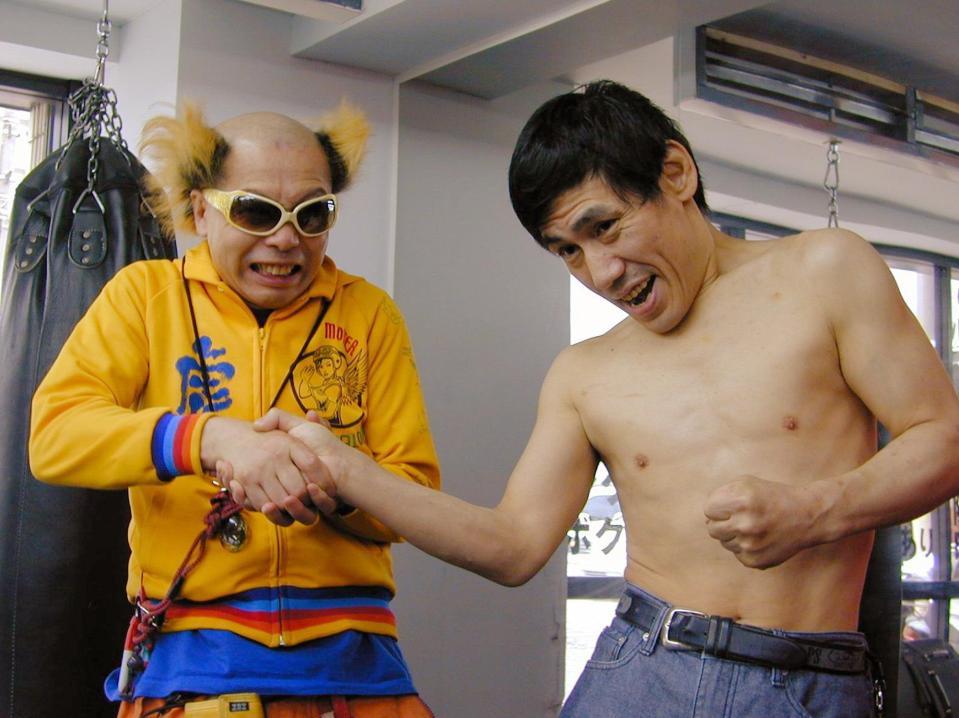 　自身がプロデュースしたプロレス大会に出場したエスパー伊東さん（右）と南部虎弾さん＝２００７年６月