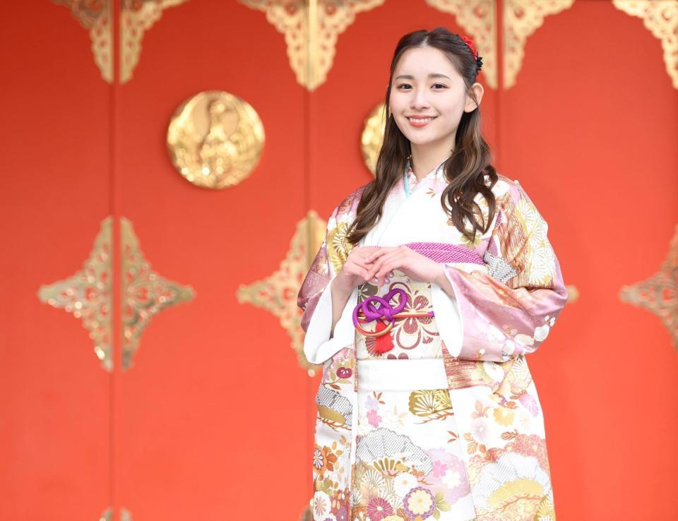 　晴れ着姿でポーズを取る浅川梨奈（撮影・棚橋慶太）