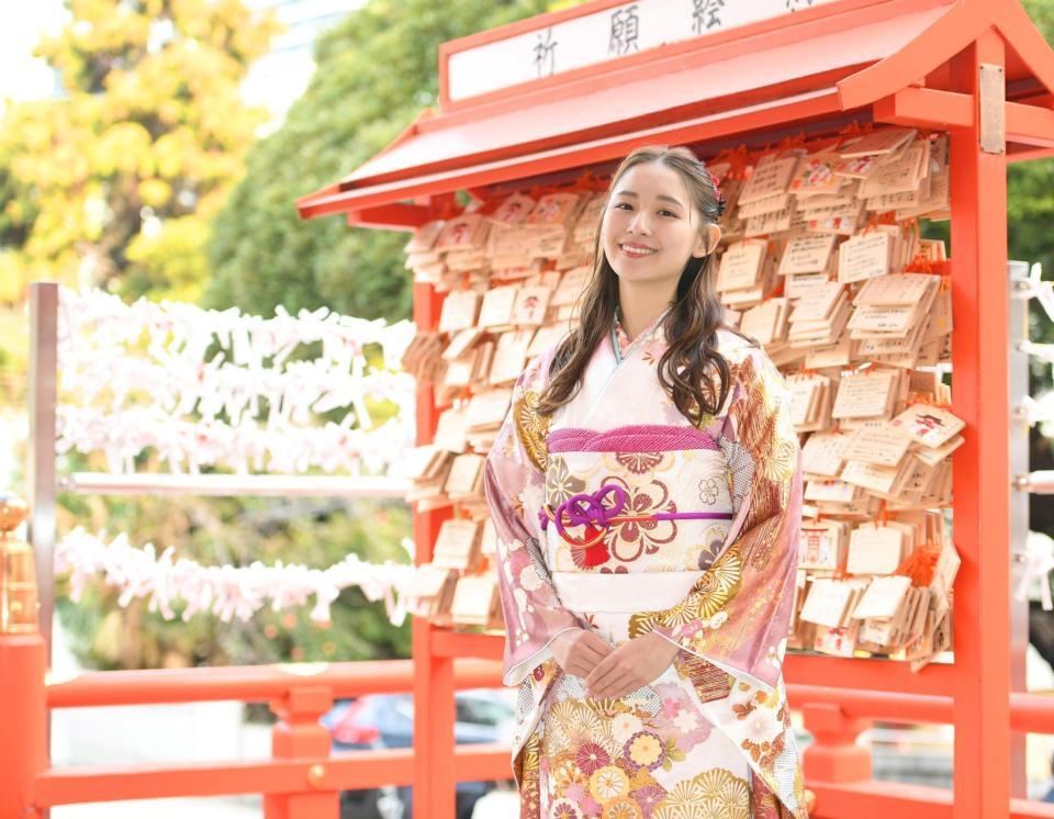 　晴れ着姿でポーズを取る浅川梨奈（撮影・棚橋慶太）