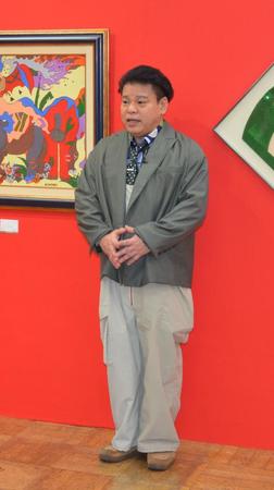 　作品の説明をするジミー大西＝東京・日本橋三越本店