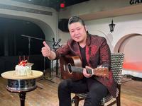 　バースデーケーキ登場に喜ぶ村木弾