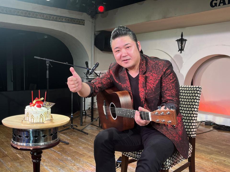 　バースデーケーキ登場に喜ぶ村木弾