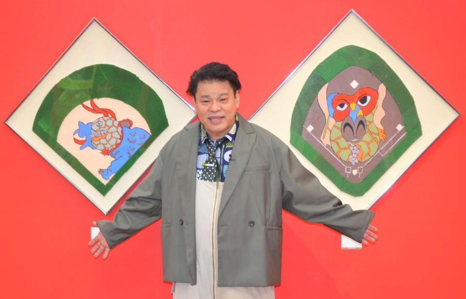 　作品の前で笑顔のジミー大西