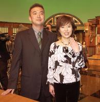 正司照枝さんの息子で、マネジャー兼婚約者の宏行さん（左）と結婚会見した磯野貴理子＝０３年１１月９日
