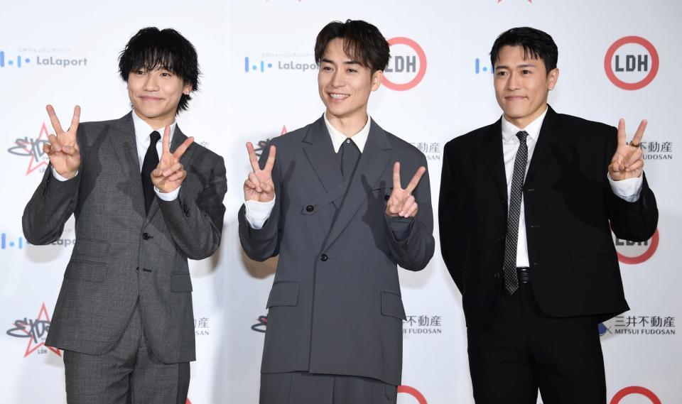 　笑顔でポーズを決める（左から）小森隼、ＥＸＩＬＥ　ＴＥＴＳＵＹＡ、中務裕太（撮影・棚橋慶太）