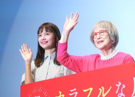 　フォトセッションで手を振る宮﨑あおい。右は角野栄子氏（撮影・堀内翔）