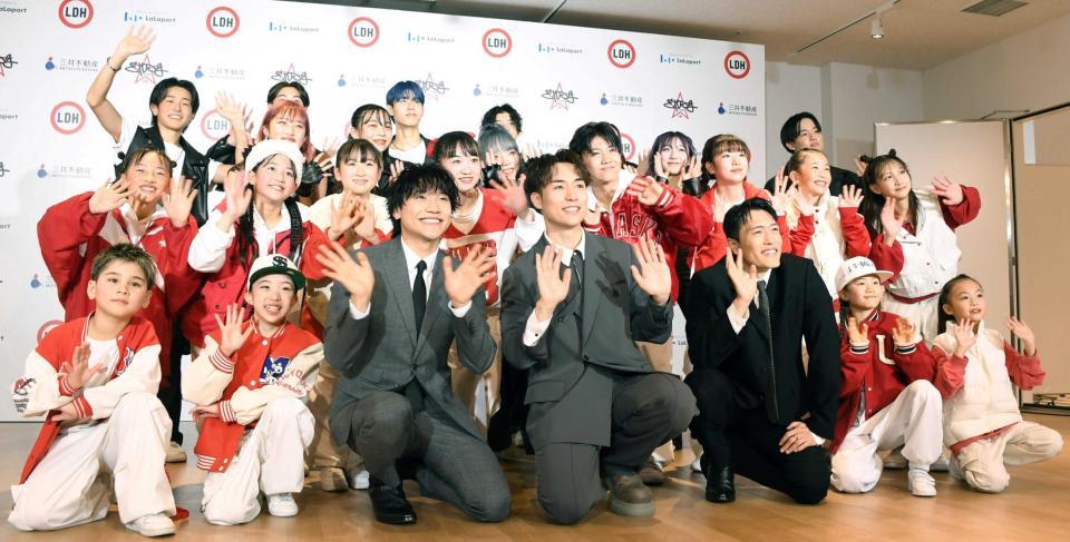 　生徒たちと笑顔で手を振る（前列中央左から）小森隼、ＥＸＩＬＥ　ＴＥＴＳＵＹＡ、中務裕太（撮影・棚橋慶太）