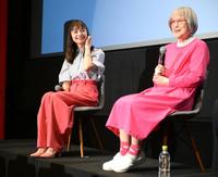 　ピンク色のカラフルな衣装で登場した宮﨑あおい、角野栄子氏（右）＝撮影・堀内翔