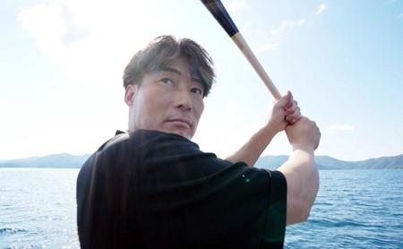 　海を背にバットを構える糸井嘉男氏