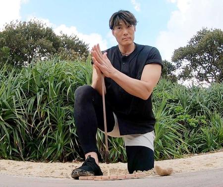 　超人的な火起こしで圧倒する糸井嘉男氏