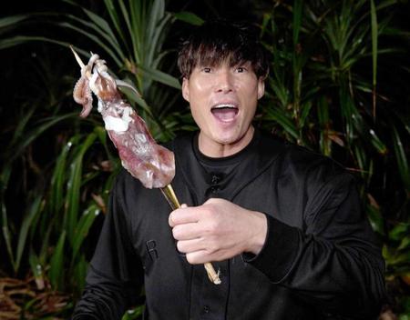 　“獲物”を手にご満悦の糸井嘉男氏