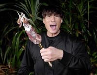 　“獲物”を手にご満悦の糸井嘉男氏