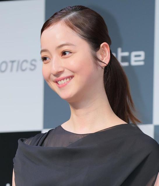 美ママすぎ！佐々木希35歳 シックな黒ドレスで際立つ透明感/芸能