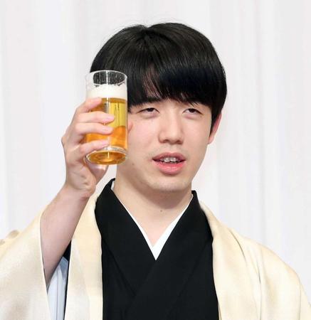　ビールで乾杯する藤井聡太竜王