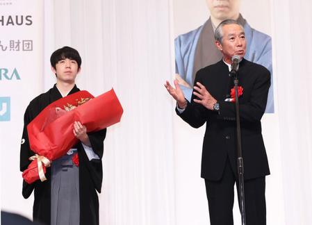 　藤井聡太竜王に祝辞を述べる柳葉敏郎（撮影・金田祐二）