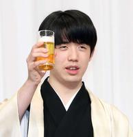 　ビールで乾杯する藤井聡太竜王