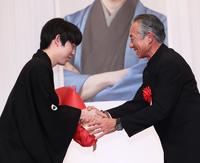 　柳葉敏郎に祝福される藤井聡太竜王（撮影・金田祐二）