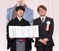 　羽生善治会長から推挙状を受け取り笑顔の藤井聡太竜王（撮影・金田祐二）