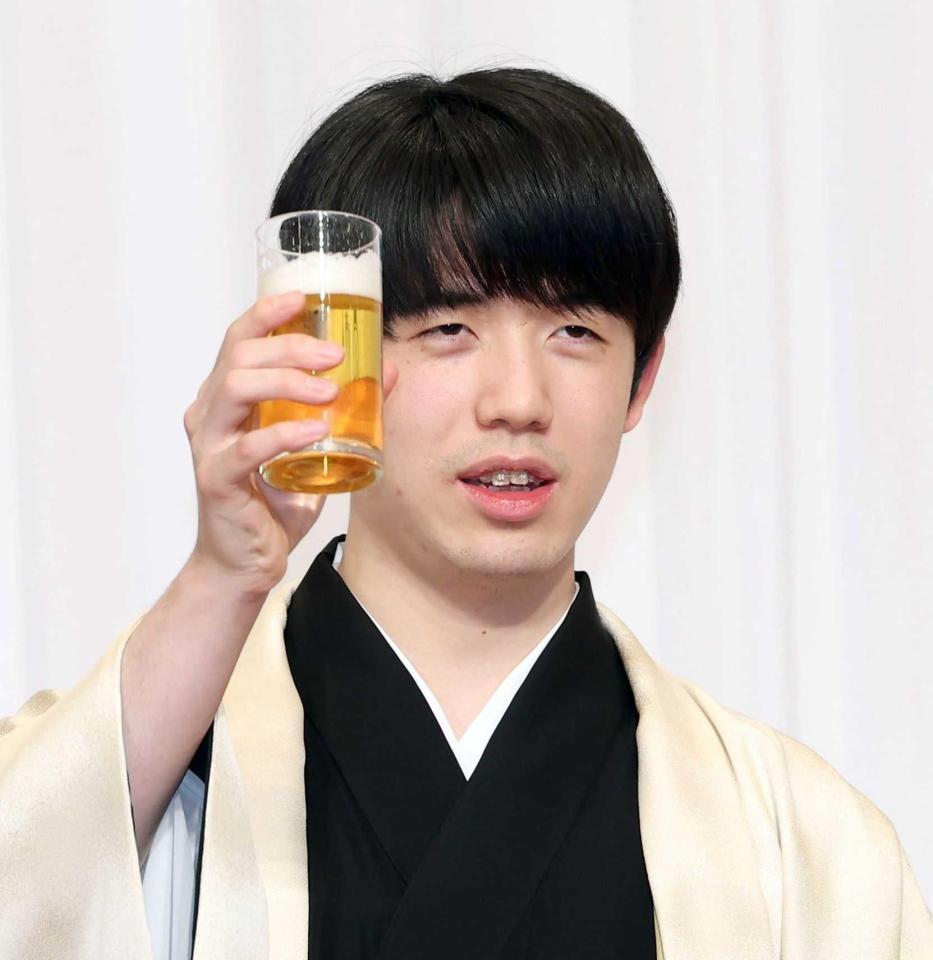 　ビールで乾杯する藤井聡太竜王