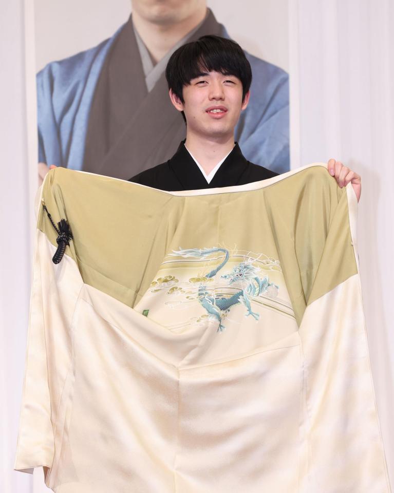 　クラウドファンディング羽織を受け取り笑顔の藤井聡太竜王（撮影・金田祐二）