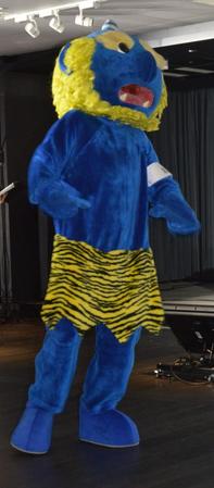 　イベントに登場した「青鬼」（千原せいじ）