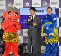 　イベントに出席した（左から）福知山市公式キャラクターの酒呑童子、千原ジュニア、千原せいじ