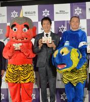 　イベントに出席した（左から）福知山市公式キャラクターの酒呑童子、千原ジュニア、千原せいじ