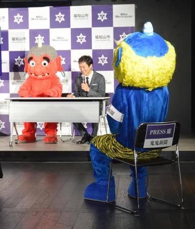 　（左から）酒呑童子、千原ジュニアのトークを見守る青鬼（千原せいじ）