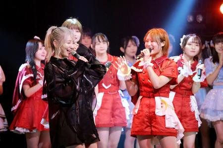 　ＮＭＢ４８時代の先輩・岸野里香とトークする城恵理子（右）