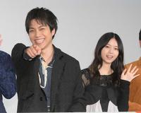 　フォトセッションでカメラを指さすＷＥＳＴ．の重岡大毅。右は西野七瀬（撮影・堀内翔）