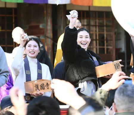 　豪快に豆をまく橋本マナミ（右）とゆいかれん（撮影・園田高夫）