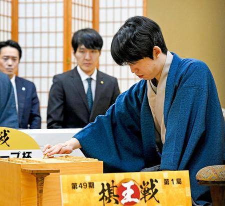 　第49期棋王戦コナミグループ杯５番勝負第１局で、初手を指す藤井聡太棋王