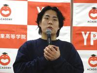 　講義を行った令和ロマン・高比良くるま