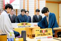 　第49期棋王戦コナミグループ杯５番勝負第１局で、伊藤匠七段（左）と対局する藤井聡太棋王