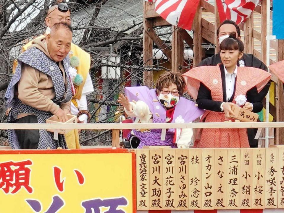 　豆まき式に登場した（左から）宮川大助、宮川花子、フリーサイズ・さなえ、オカン山口