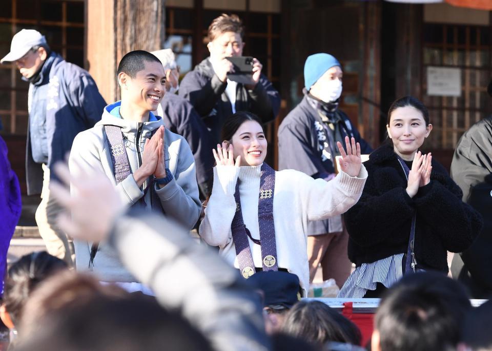 　節分祭の豆まきを行った（左から）葵揚、ゆいかれん、橋本マナミ（撮影・園田高夫）