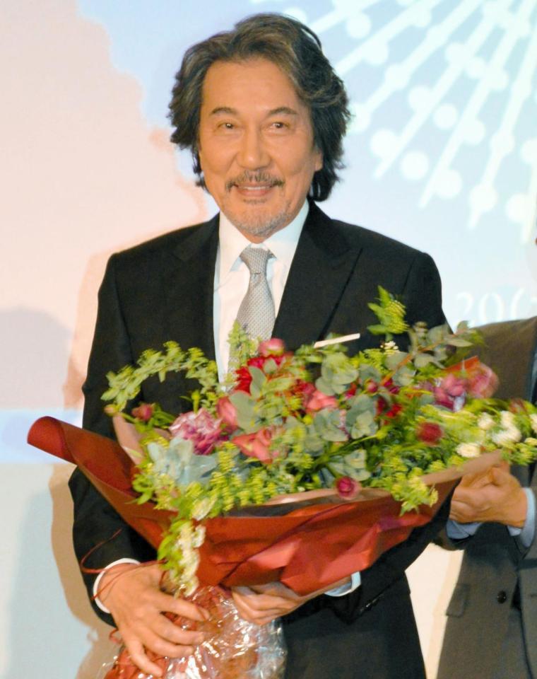 　花束を贈られ笑顔の役所広司