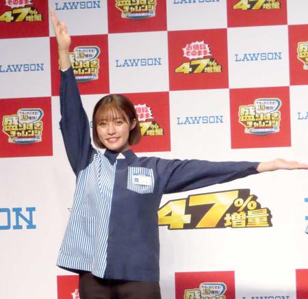 　イベントでローソンポーズを披露する王林