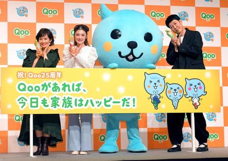 　「Ｑｏｏポーズ」を作る（左から）安倍なつみ、石川梨華、小薮千豊（撮影・佐藤厚）