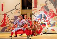 　熱演する藤原竜也（中央前）、嶋政宏（中央奥）＝撮影・引地信彦、写真提供・ホリプロ