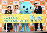 　「Ｑｏｏポーズ」を作る（左から）安倍なつみ、石川梨華、小薮千豊（撮影・佐藤厚）